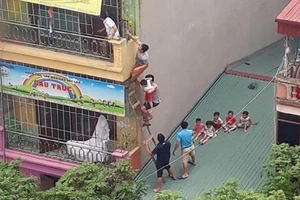Cháy trường mầm non, cô trò đỡ nhau trèo qua mái nhà