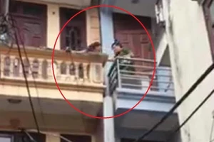 Trưởng công an quận mưu trí cứu người phụ nữ dọa tự thiêu