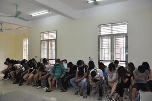 Hơn 50 nam nữ 'bay lắc' ma túy trong khách sạn và karaoke