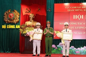 Hai cảnh sát kinh tế được trao huân chương chiến công