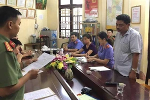 Phó giám đốc Sở yêu cầu cấp dưới nâng điểm cho con 