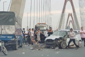 Đâm vào đuôi xe tải trên cầu, Kia Morning nát bét phần đầu