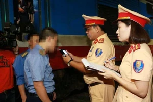 Có nồng độ cồn trong lúc gác tàu, 2 nhân viên bị CSGT phạt