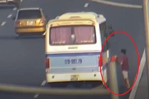 Tài xế dừng xe giữa cao tốc để nhận đồ bị tước bằng lái