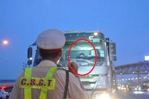Sau nửa giờ gọi điện, tài xế vi phạm mới hợp tác với CSGT