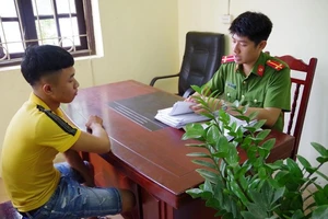 Quản lý quán karaoke đánh tài xế, 'cướp' tiếp viên