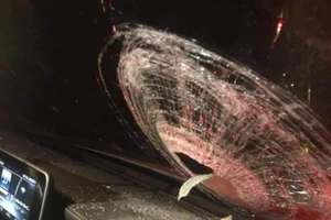 Ô tô bị ném đá vỡ kính trên cao tốc Hà Nội-Thái Nguyên