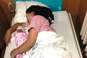 Sản phụ sinh con trên taxi, người nhà bất đắc dĩ làm bà đỡ