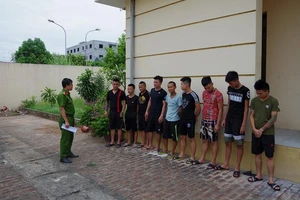 Kéo nhau đi trả thù cho bạn gái, 10 thanh niên bị khởi tố