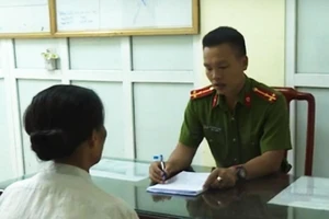 Người phụ nữ 58 tuổi rải đinh quốc lộ để chồng vá xe lấy tiền