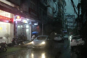 Hà Nội mưa như trút nước, trời tối sầm dù mới 14 giờ chiều