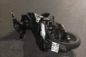 Xe máy tống 5 tông dải phân cách, 4 người chết