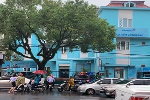 Cầm kiếm xông vào cướp ngân hàng