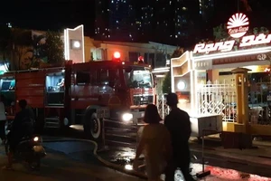 Cháy Công ty Rạng Đông: Người dân mang đồ đạc chất đầy đường