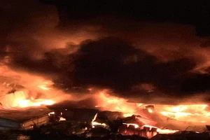 Cháy ngùn ngụt tại Nhà máy phích nước Rạng Đông