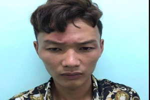 Dùng bugi xe máy trộm trăm triệu đồng trong ô tô