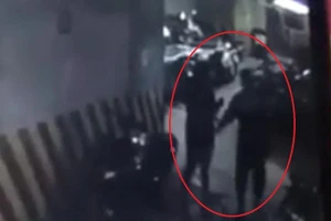 Người đàn ông sàm sỡ phụ nữ dưới hầm gửi xe vì say rượu