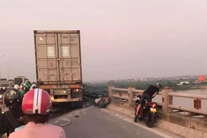 Tai nạn cầu Thanh Trì, nghi container húc rơi người xuống sông