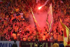 Khởi tố vụ đốt pháo sáng trên sân Hàng Đẫy