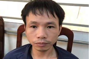 Công an bắt giam thanh niên đốt pháo trên sân Hàng Đẫy