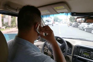 Bộ Công an đề xuất luật hóa cấm dùng điện thoại khi lái ô tô