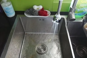 Dân Hà Nội đồng loạt lên Facebook than nước có mùi lạ