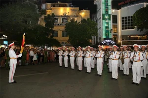 Bộ trưởng Công an xem nhạc công biểu diễn ở phố đi bộ