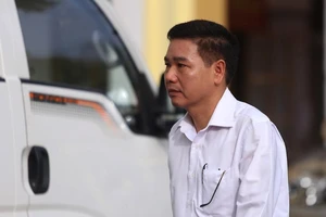 Ra nghĩa trang tiêu hủy 16 đĩa CD chứng cứ gian lận điểm