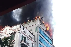 Hà Nội: Cháy lớn tòa nhà 8 tầng, dân văn phòng chạy tán loạn