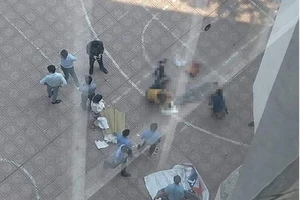 Nam sinh viên rơi từ tầng 13 trúng 1 sinh viên khác