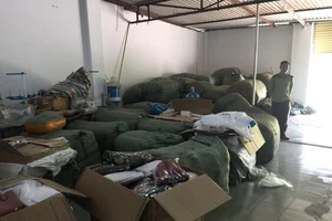 Phát hiện 4 tấn quần áo cắt tem nhãn ngoại
