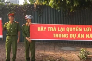 Nhóm công an về hưu căng băng rôn phản ứng dự án