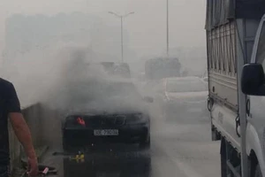 Mercedes bốc cháy ngùn ngụt ở đường trên cao