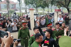 Khá 'bảnh' hầu tòa, 'anh em xã hội' kéo đến xem