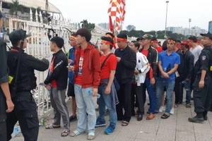 Sợ 'vỡ trận', CĐV xếp hàng vào sân Mỹ Đình sớm 3 tiếng