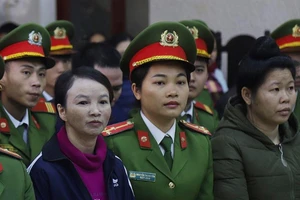 Ra đến tòa, mẹ nữ sinh giao gà ở Điện Biên vẫn chối tội