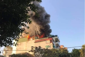 Quán karaoke ở trung tâm Hà Nội cháy lớn