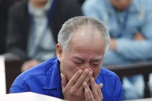 Bị cáo sát hại 4 người trong gia đình em trai ôm mặt khóc