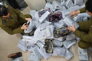 Lại phát hiện túi xách hàng hiệu siêu rẻ 30.000 đồng 