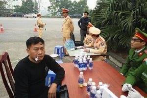 CSGT kiểm tra ma túy của tài xế bằng nước bọt