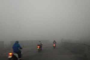Sương mù dày đặc bất thường ở Hà Nội 
