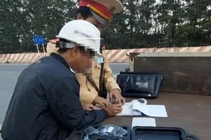 1 tài xế dúi tiền cho CSGT khi bị kiểm tra nồng độ cồn