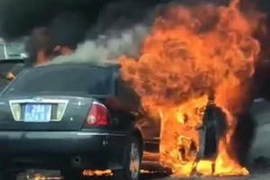 Xe biển xanh cháy dữ dội ở đường trên cao