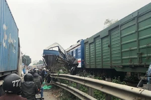 Ô tô chở cá bị tàu hỏa tông nát, tài xế nguy kịch