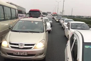 Cao tốc ùn ứ, CSGT yêu cầu xả trạm nhưng BOT chậm chấp hành