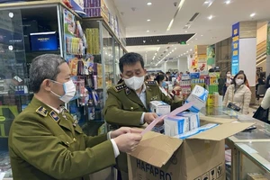 Hiệu thuốc bị 'sờ gáy' vì bán khẩu trang không niêm yết giá