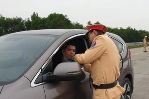 Kiến nghị CSGT đeo khẩu trang khi kiểm tra nồng độ cồn