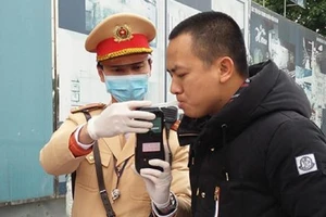 Chùm ảnh CSGT đeo khẩu trang, găng tay kiểm tra nồng độ cồn