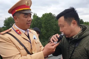 CSGT tạm dừng thổi nồng độ cồn bằng ống phễu