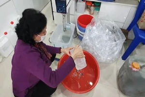 Choáng: Công nghệ nước rửa tay chống virus Corona bằng xô chậu